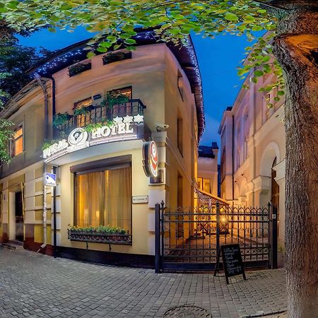 Pid Templem Hotel Ivano-Frankivsk Exterior foto