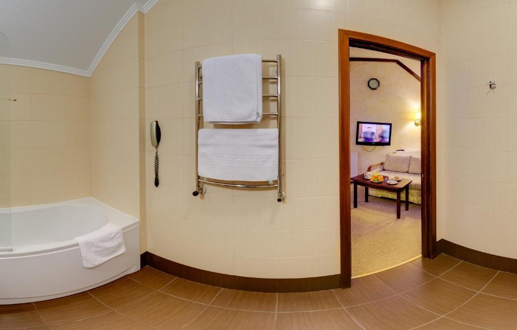 Pid Templem Hotel Ivano-Frankivsk Cameră foto