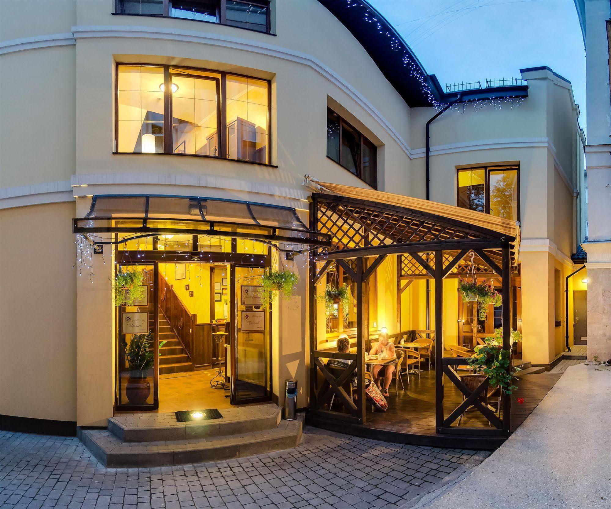 Pid Templem Hotel Ivano-Frankivsk Exterior foto